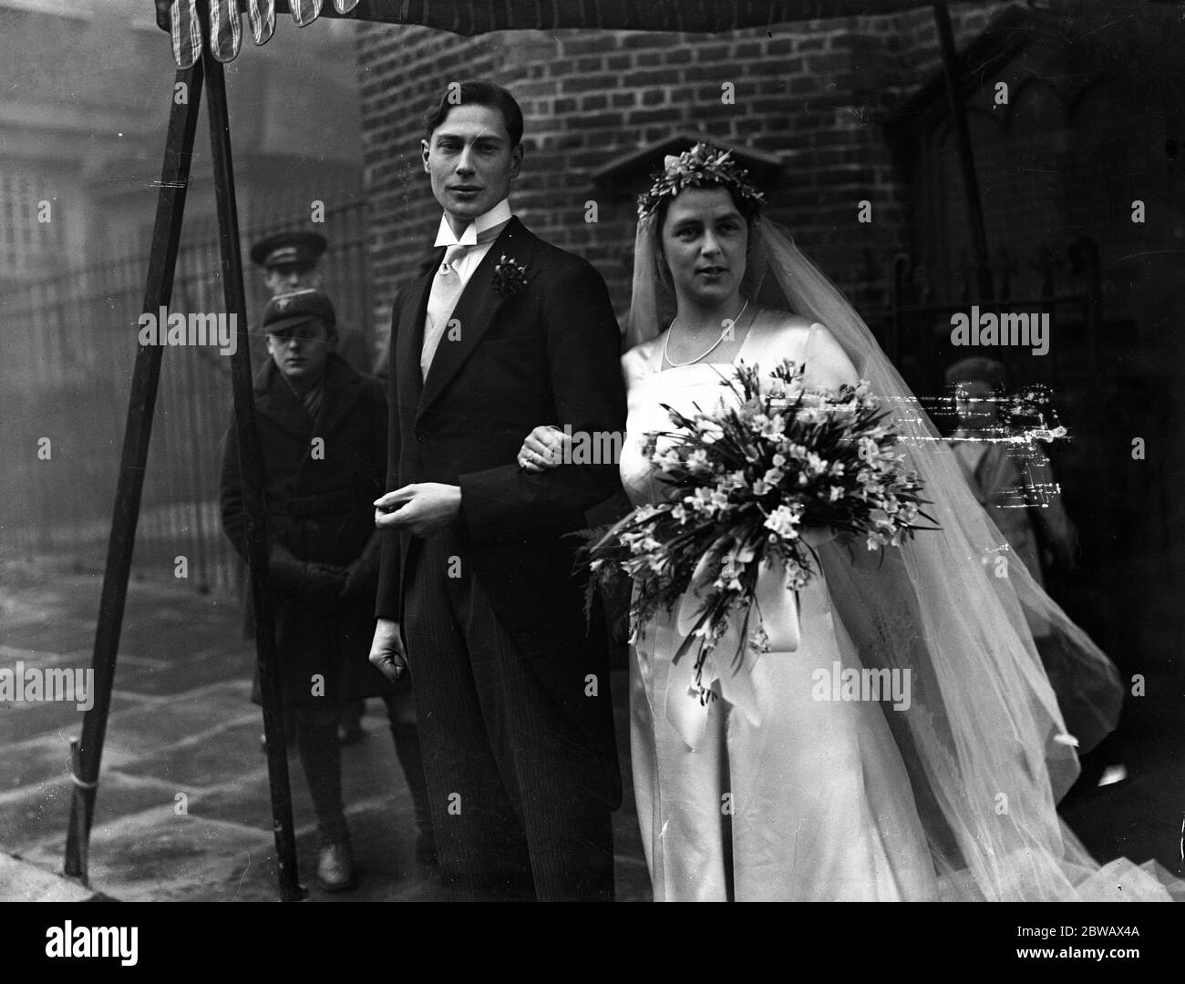 La boda de Sr. Terence Gates y Srta. Margery Lyons en Chelsea Old Church , Londres . 18 de enero de 1936 Foto de stock
