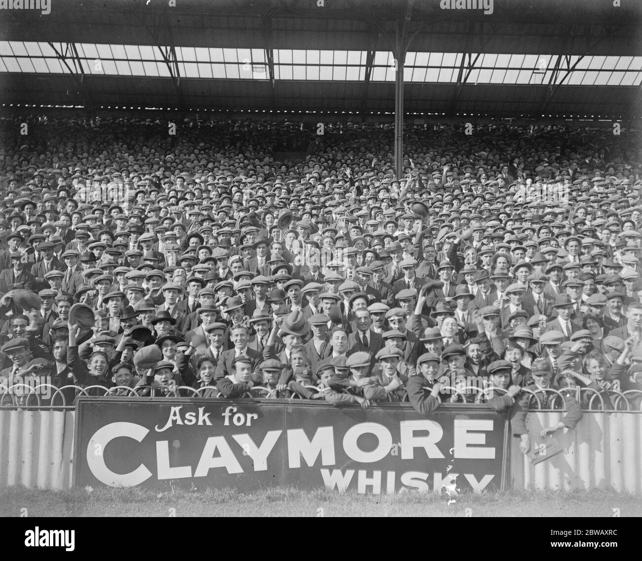Tottenham Hotspur versus Cardiff City una porción de la gran multitud en White Hart Lane 26 de agosto de 1922 Foto de stock