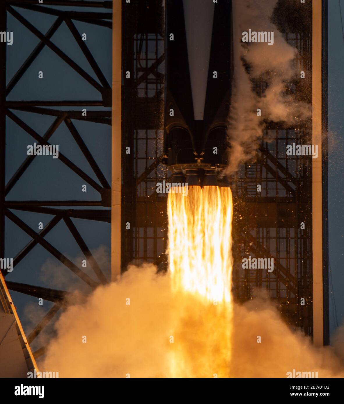 En esta foto lanzada por la Administración Nacional de Aeronáutica y del espacio (NASA), se lanza un cohete Spacex Falcon 9 que transporta la nave espacial Crew Dragon de la compañía en la misión Spacex Demo-2 de la NASA a la Estación Espacial Internacional con los astronautas de la NASA Robert Behnken y Douglas Hurley a bordo, sábado 30 de mayo de 2020, En el Centro Espacial Kennedy de la NASA en Florida. La misión Demo-2 es el primer lanzamiento con astronautas de la nave espacial Spacex Crew Dragon y el cohete Falcon 9 a la Estación Espacial Internacional como parte del Programa de la tripulación comercial de la agencia. El vuelo de prueba sirve de extremo a extremo Foto de stock