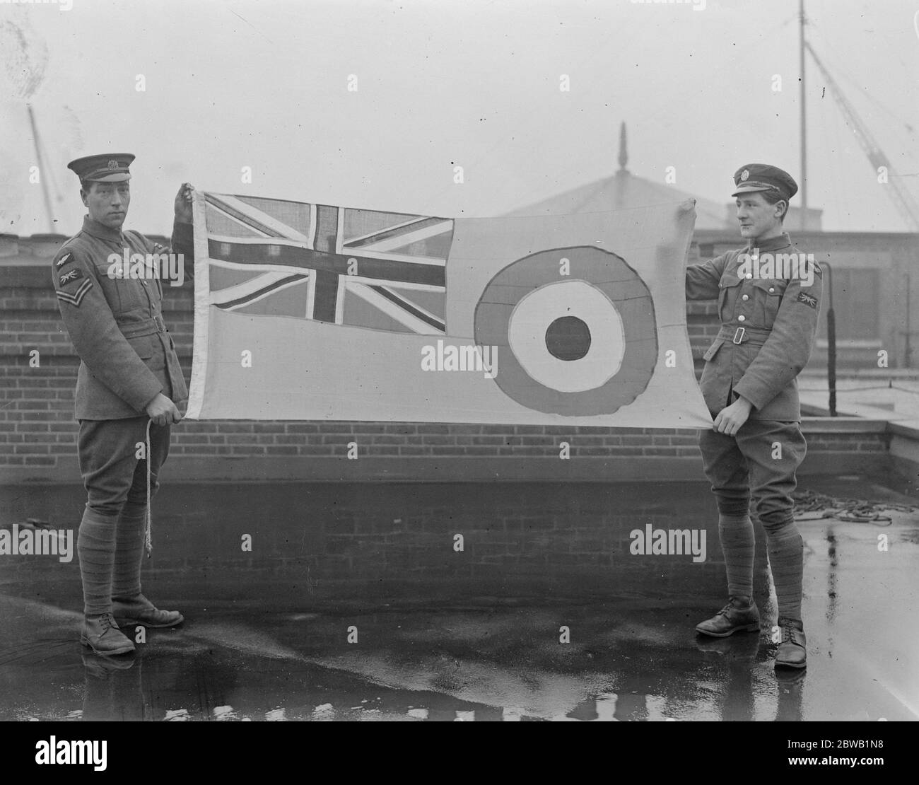 Izado del nuevo alistamiento de la Real Fuerza Aérea . Miembros de la RAF con la bandera antes de ser alzados en el Ministerio del Aire. 5 de enero de 1921 Foto de stock