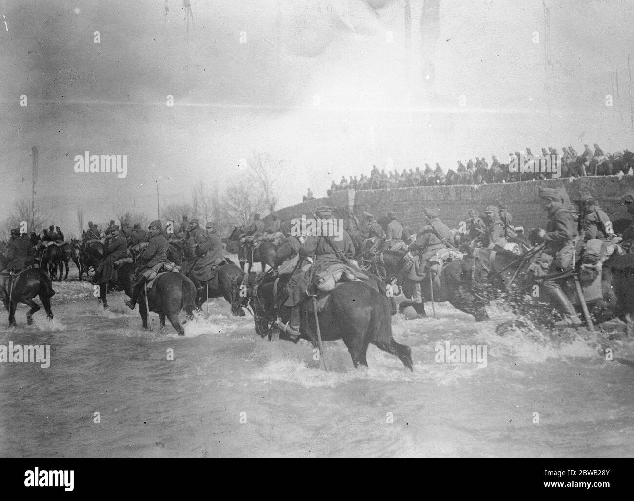 La Guerra Greco Turca tropas griegas cruzando el río Gallo de Turquía 26 de mayo de 1921 Foto de stock