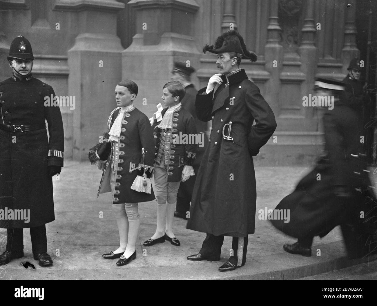 Apertura del Parlamento por el Rey el Rey , el conde de Erne ( izquierda ) y el Maestro George Godfrey Faussett ( Centro ) , hijo de Sir Bryan Godfrey Faussett , con el Sr. Montague Elliot 14 de diciembre de 1921 Foto de stock