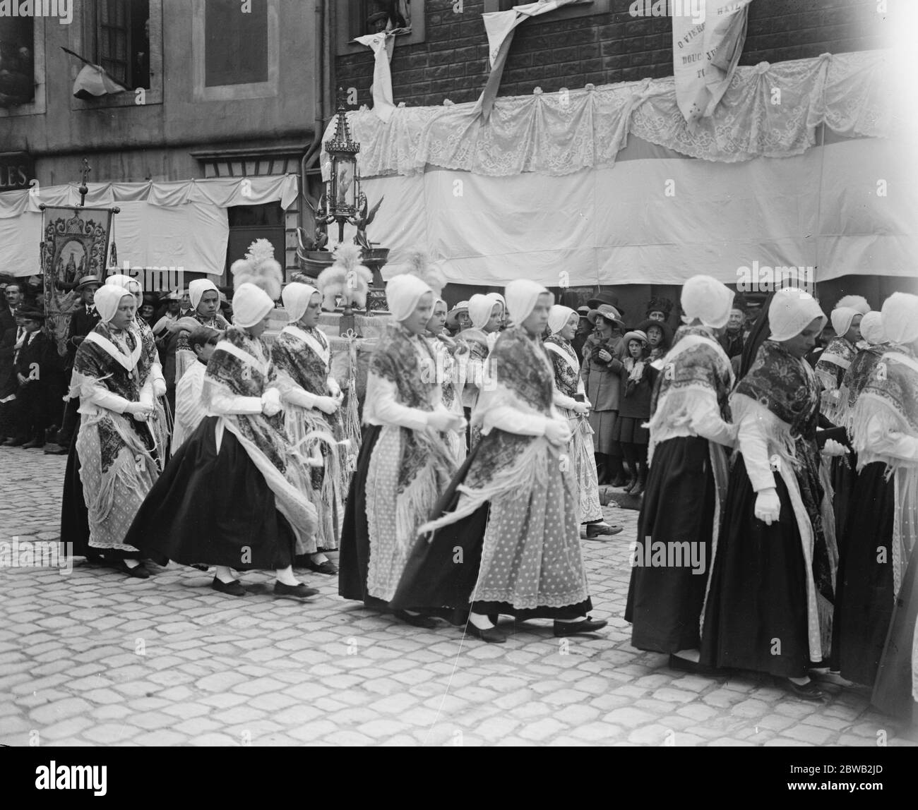Boulogne Francia, Procesión de nuestra Señora de Boulogne pescadores de Boulogne en la procesión llevando su santuario especial de nuestra Señora de Boulogne 21 de agosto de 1920 Foto de stock