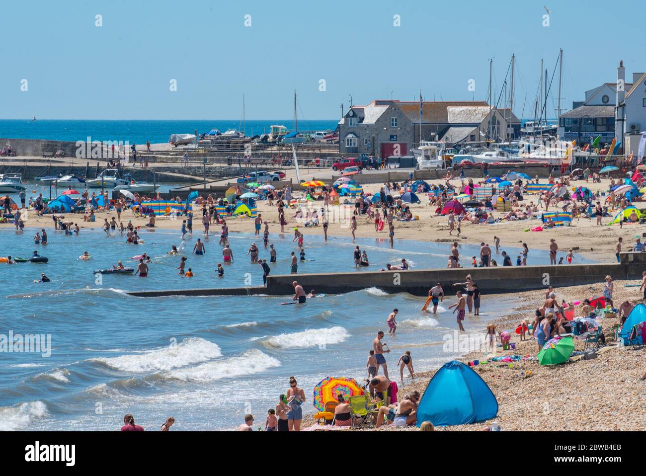 Lyme Regis, Dorset, Reino Unido. 31 de mayo de 2020. El tiempo en el Reino Unido: Los amantes de la playa se atondearon a la playa de Lyme Regis para disfrutar del sol de la tarde en el día más caluroso del año hasta ahora. Crédito: Celia McMahon/Alamy Live News Foto de stock