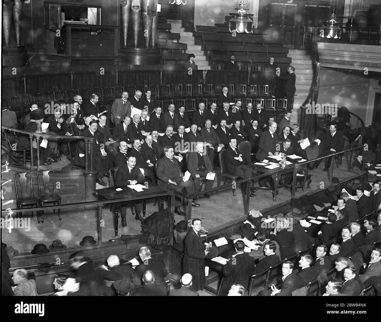 Conferencia Sindical Nacional discutir el proyecto de Ley de Servicio Militar en Central Hall, Westminster . 1915 Foto de stock