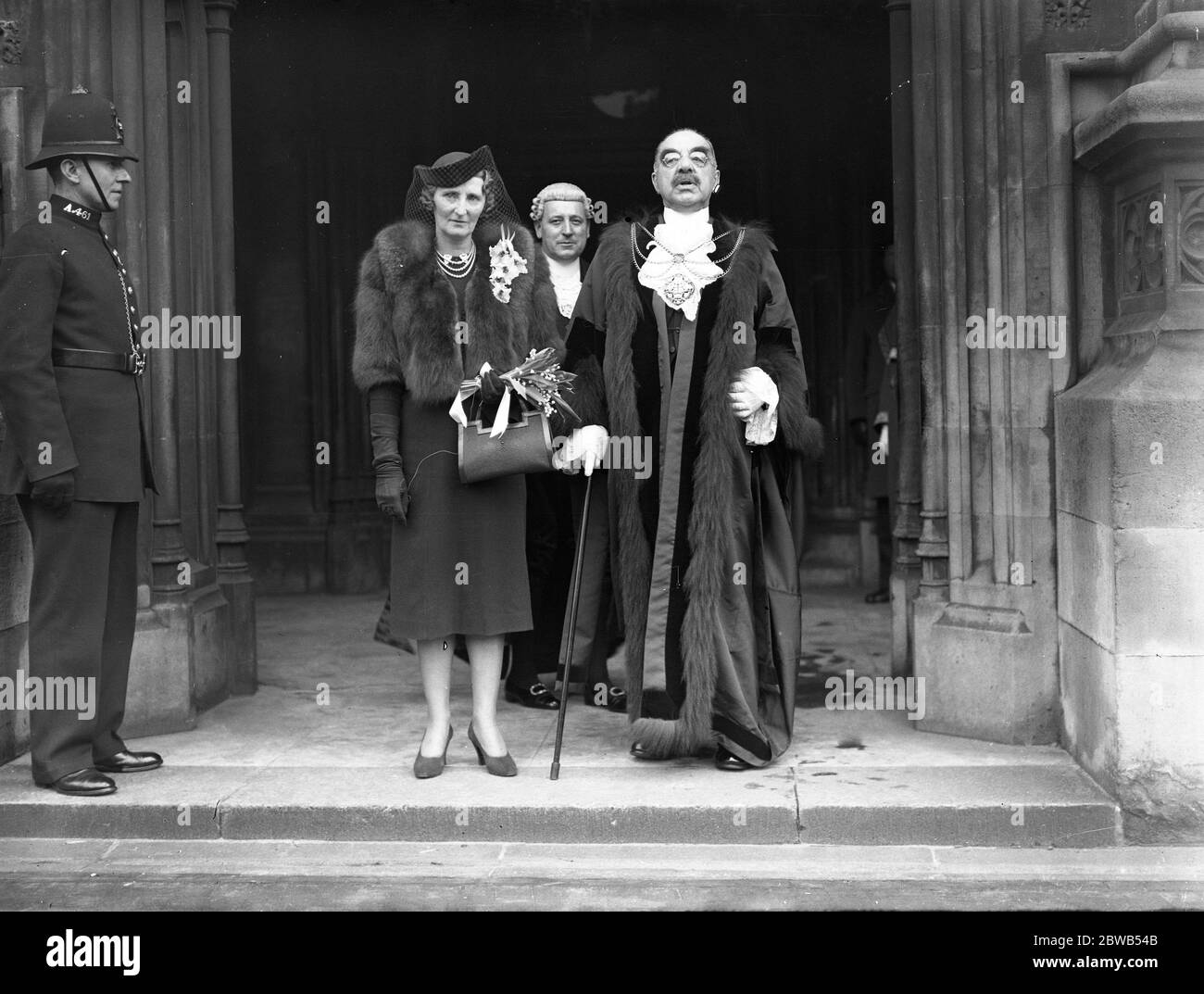 Después de haber sido jurada por el Lord Chancellor en la Cámara de los Lores , el Lord Alcalde de Londres elige , Sir William Coxon y Lady Coxon . 12 de octubre de 1939 Foto de stock