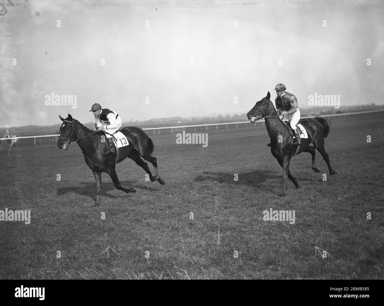 En las carreras Newmarket , ' Flying Scotsman ' y ' Moody ' hacen su camino hacia abajo del curso. 30 de septiembre de 1937 Foto de stock