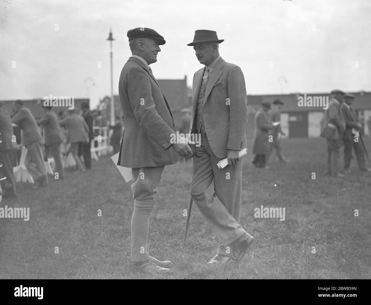 Hablando en las ventas de Newmarket , el Sr. Bradley Reynolds y el Sr. J A Dewar . 29 de septiembre de 1937 Foto de stock