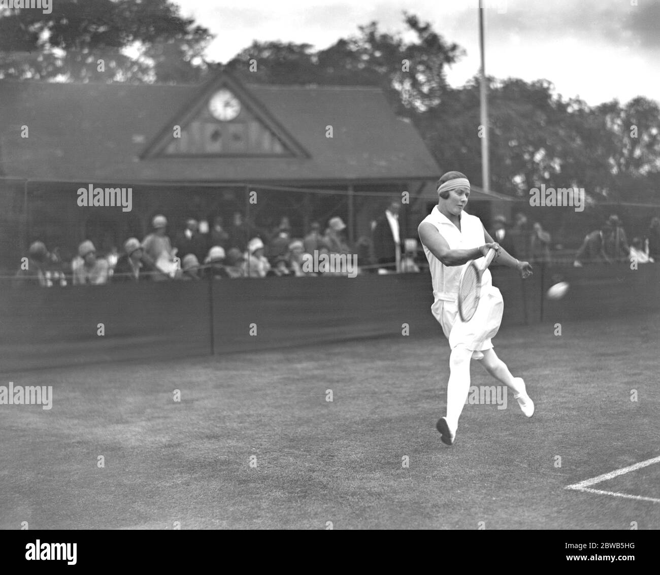 En el torneo de tenis de Beckenham , la señorita Joan Sarry en la cancha . 1928 Foto de stock