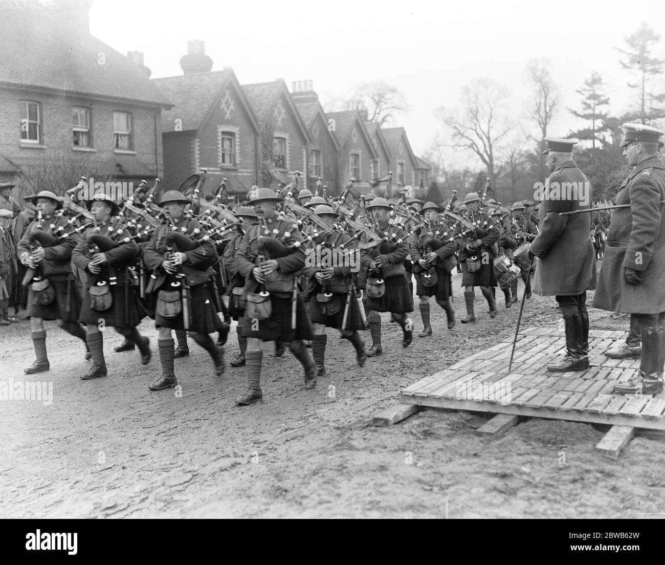 El duque de Connaught viendo la marcha pasada del 134º Regimiento Escocés Canadiense. Foto de stock