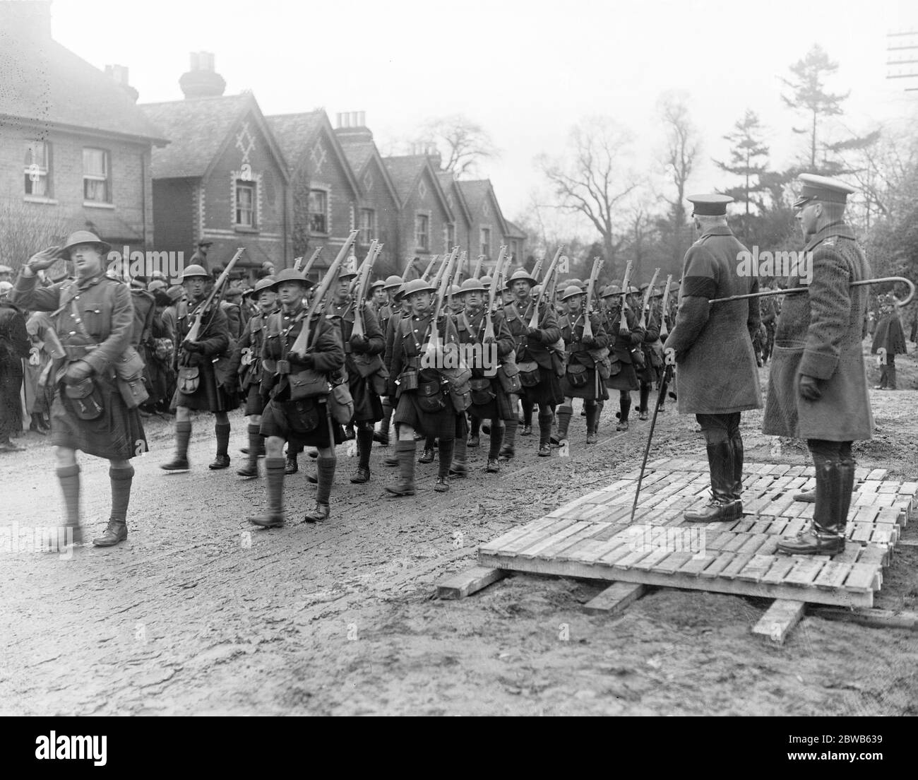 El duque de Connaught viendo la marcha pasada del 134º Regimiento Escocés Canadiense. Foto de stock