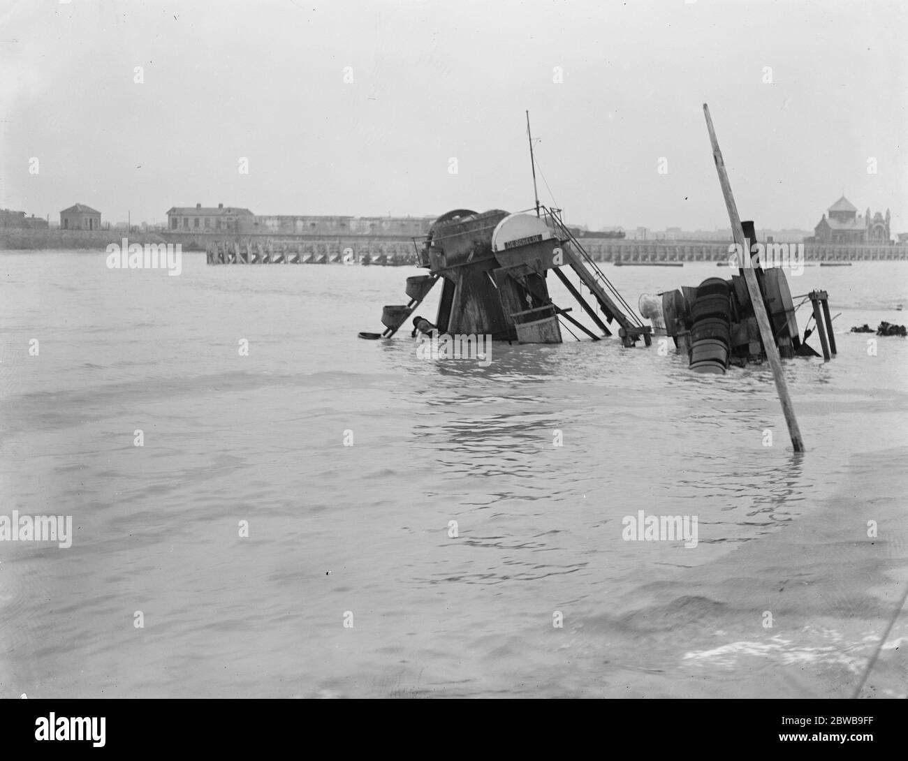 Evacuación de Ostende , Bélgica . Los alemanes bloquean los puertos con un dragado. 1918 Foto de stock