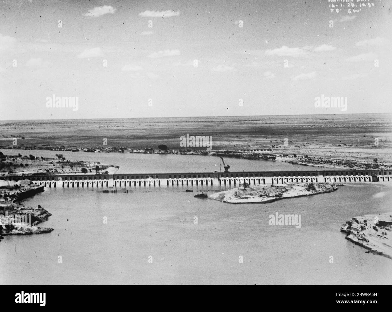 La presa más grande del mundo fotografiada desde el aire. Vista aérea de la poderosa represa de Makwar, cuya terminación se ha abierto al riego de algodón 300,000 acres de la llanura de Gezira entre el Nilo Azul y Blanco . 29 de octubre de 1925 Foto de stock