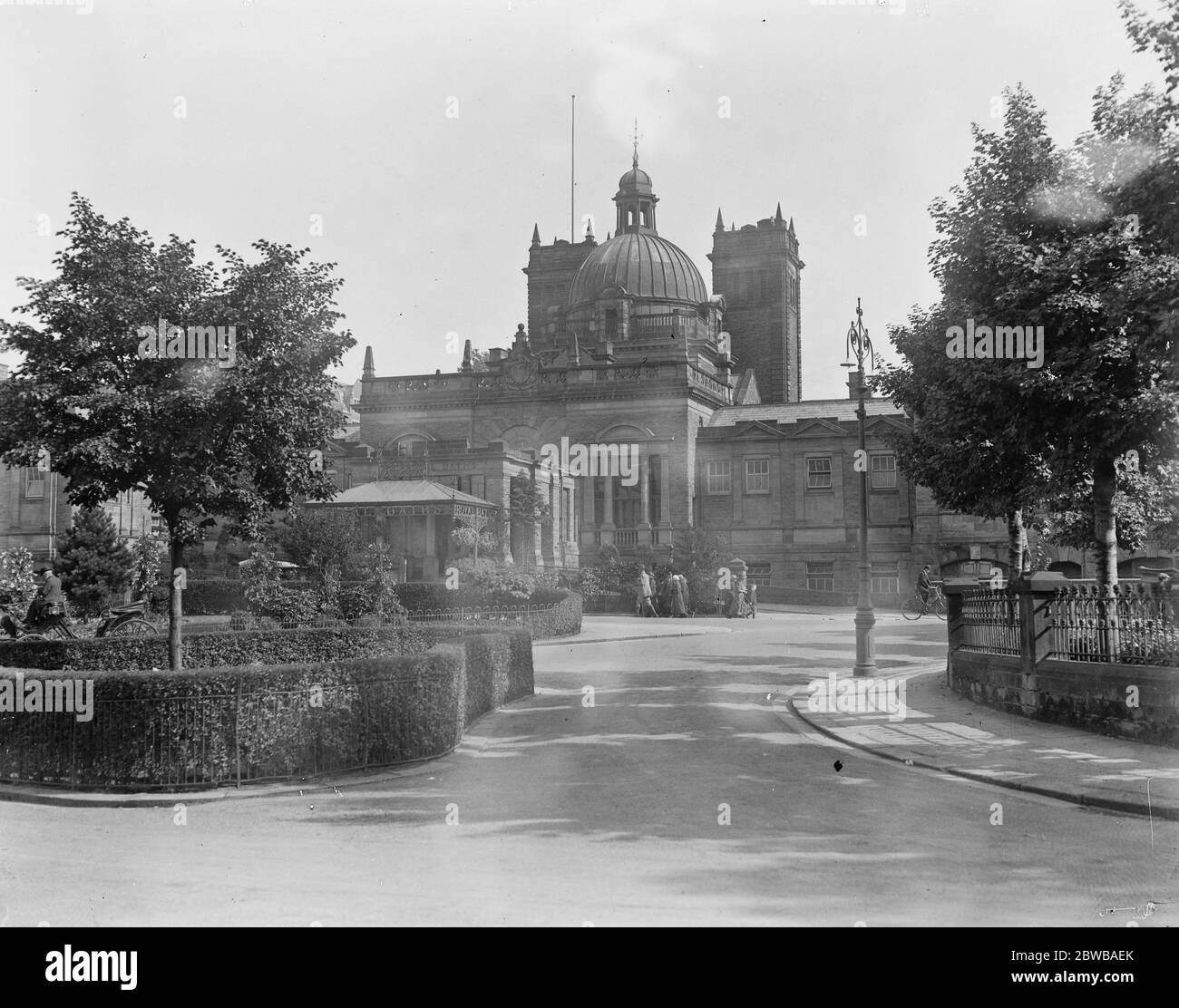Tomar la cura en Harrogate ( las aguas del spa ), Yorkshire . The Bath House 19 de agosto de 1922 Foto de stock