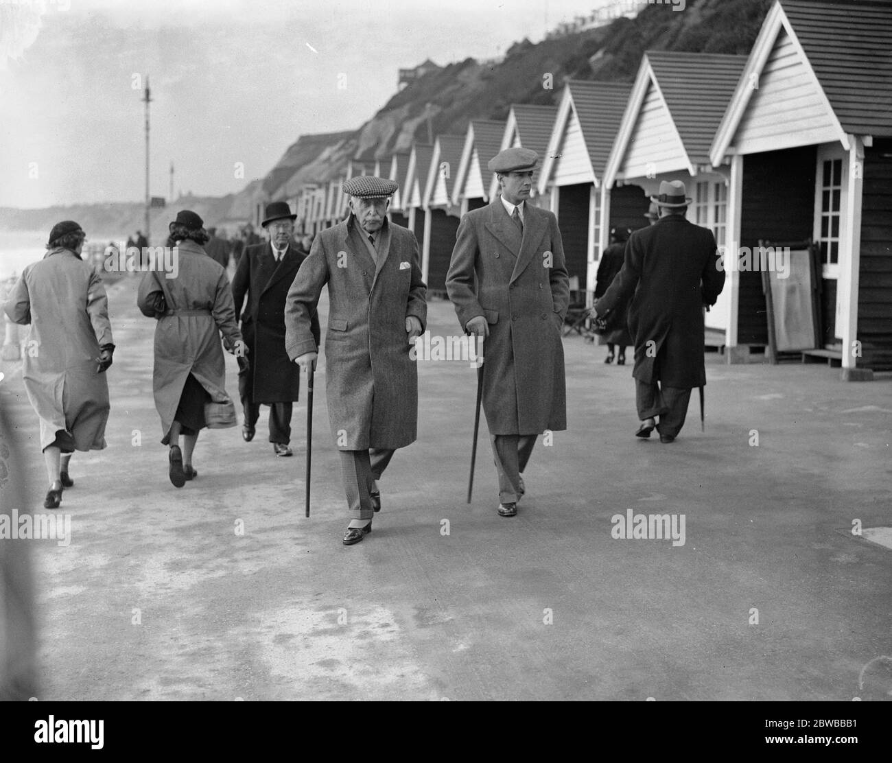 Invierno en Bournemouth. El Príncipe Arturo , duque de Connaught y Strathearn y su équero , capitán Folers . 2 de febrero de 1937 Foto de stock