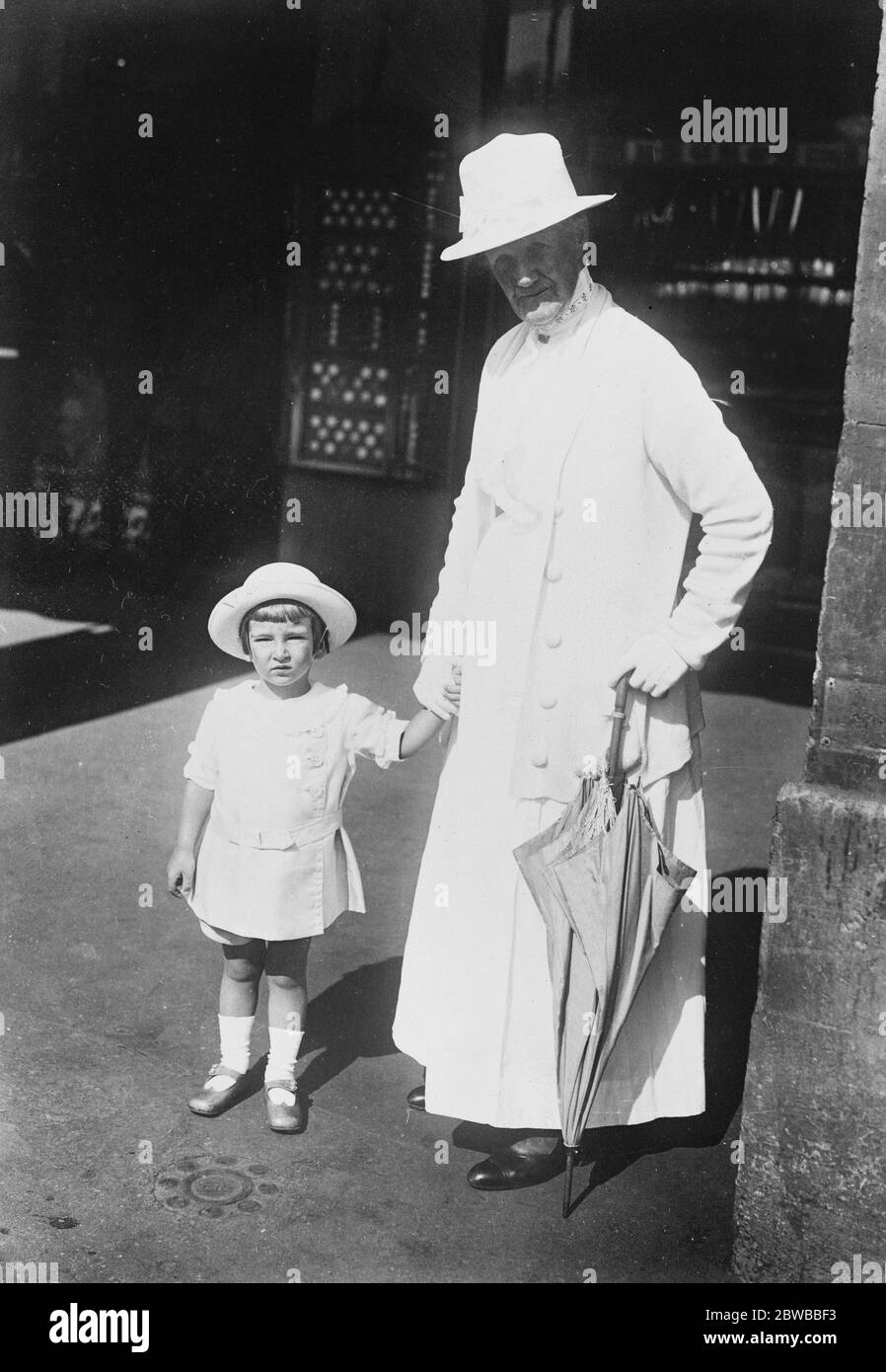 Joven Príncipe Serbio en París . El joven príncipe de Yugoslavia fotografiado en París con su enfermera . 20 de septiembre de 1926 Foto de stock