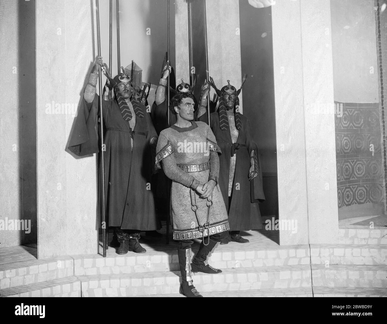 Henry Ainley en una nueva obra maestra poética, ' Hassan ' en el Teatro de su Majestad . Rafi el Rey de los mendigos ( Sr. Basil ) 21 de septiembre de 1923 Foto de stock
