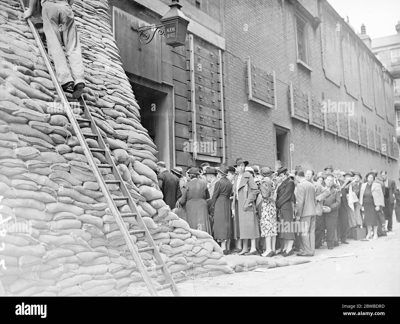 Personas de nacionalidad extranjera esperando registrarse en la oficina de extranjeros Bow Street 4 de septiembre de 1939 Foto de stock