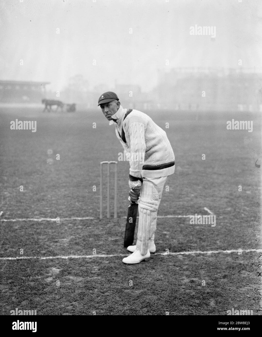 Los críquet sudafricanos practican en el Oval , Londres Doug Meintjes un buen todo redondo ( Transvaal ) 26 de abril de 1924 Foto de stock
