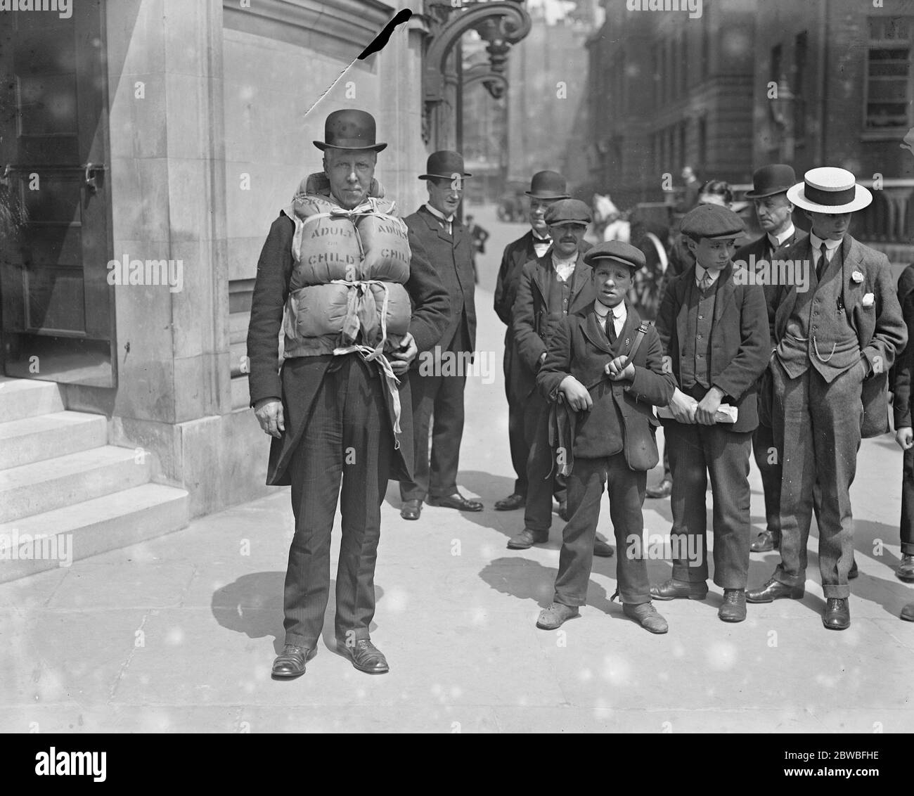 Lusitania Investigación Sr. Boddy y su aparato de salvamento 15 de junio de 1915 Foto de stock