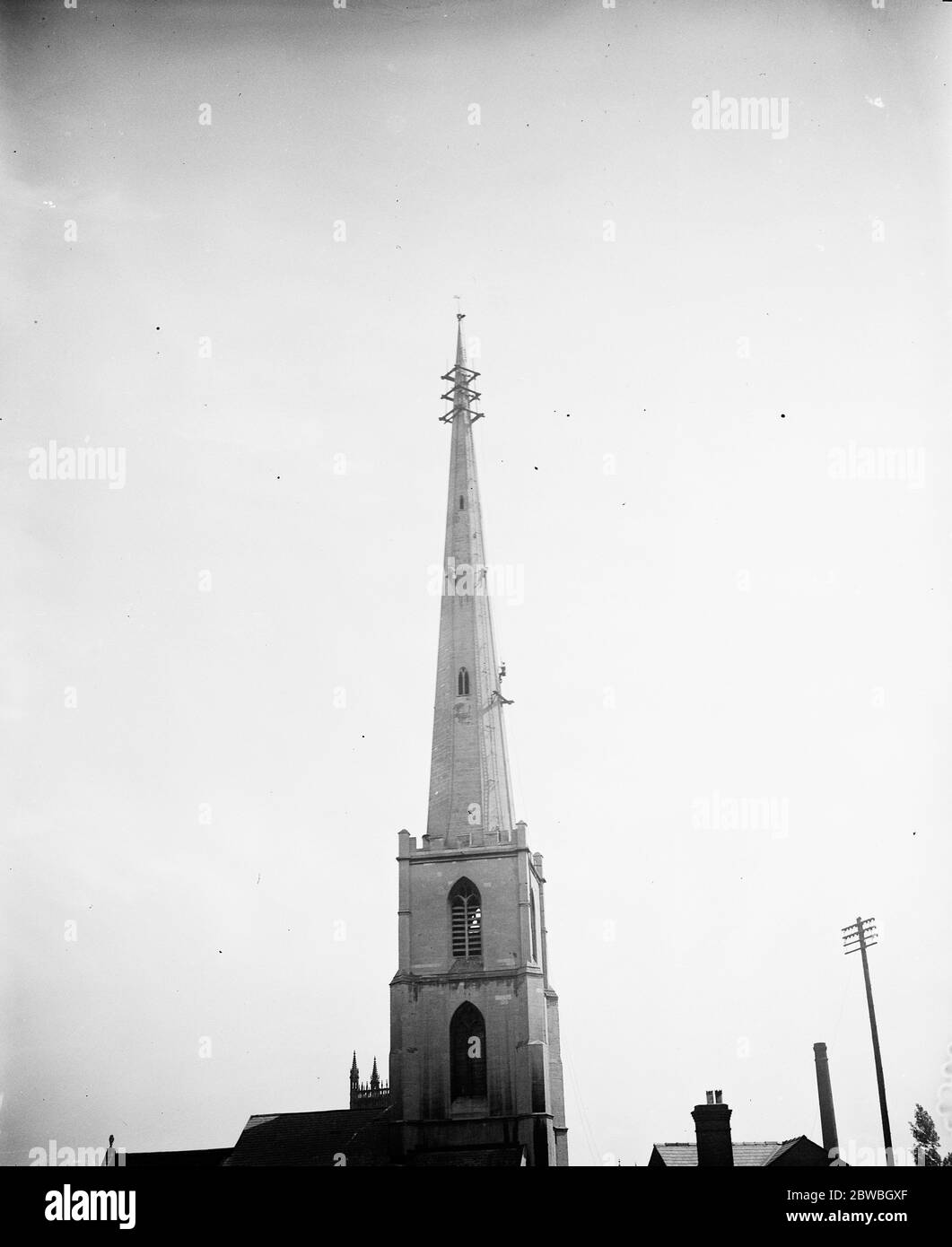 Steeplejotas en el trabajo sobre el símbolo de Worcester . Steeplejotas en el trabajo sobre la sublime aguja de la Iglesia de San Andrés , Worcester . 25 de julio de 1923 Foto de stock