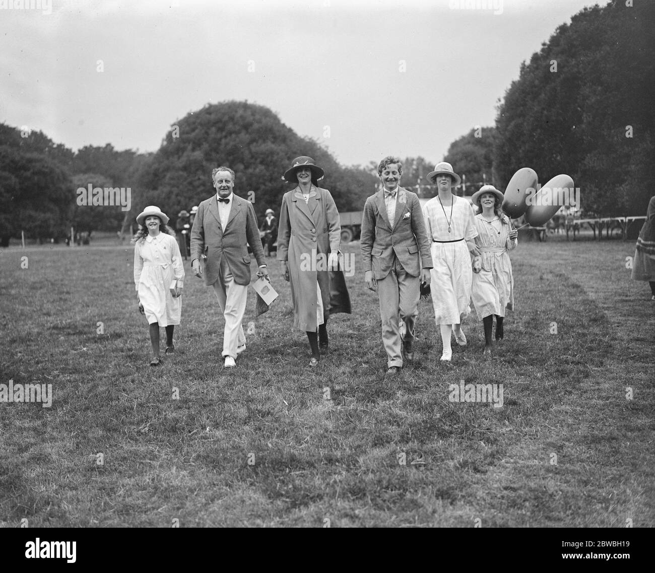 Un padre orgulloso el conde de Beauchamp caminando en los terrenos del Castillo de Walmer con sus cuatro hijas e hijo Foto de stock