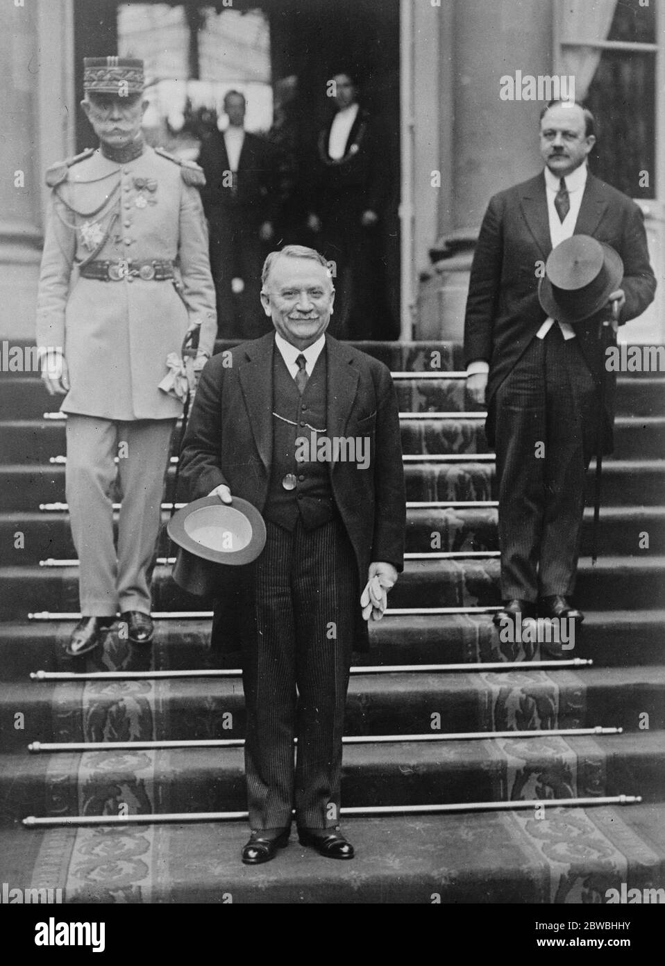 M Doumergue , Nuevo Presidente francés saliendo del Elysee 16 de junio de 1924 Foto de stock