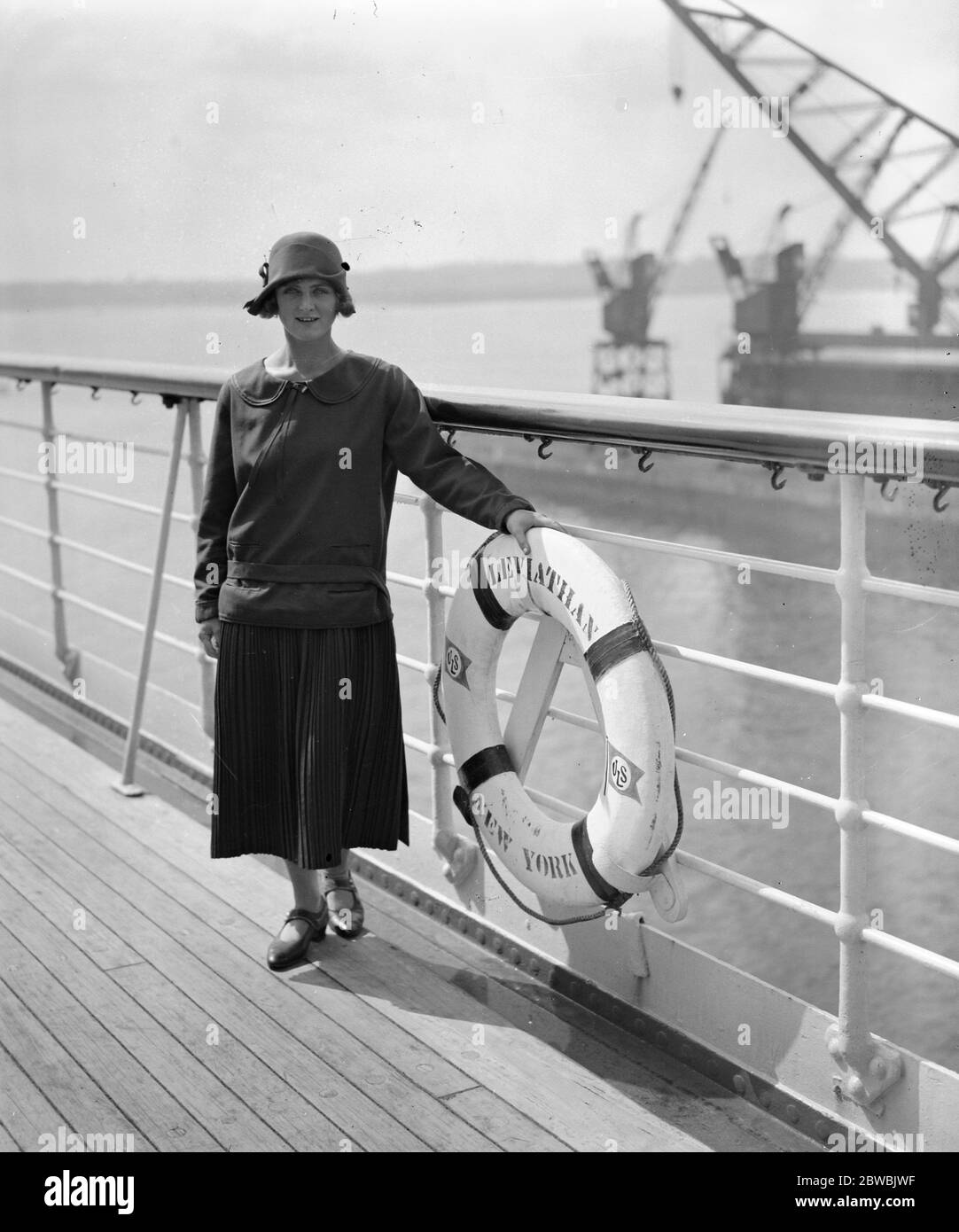 Llegadas en el Leviatán en Southampton Miss Enid Lillian , la nueva belleza de Ziegfield 7 de mayo de 1925 Foto de stock