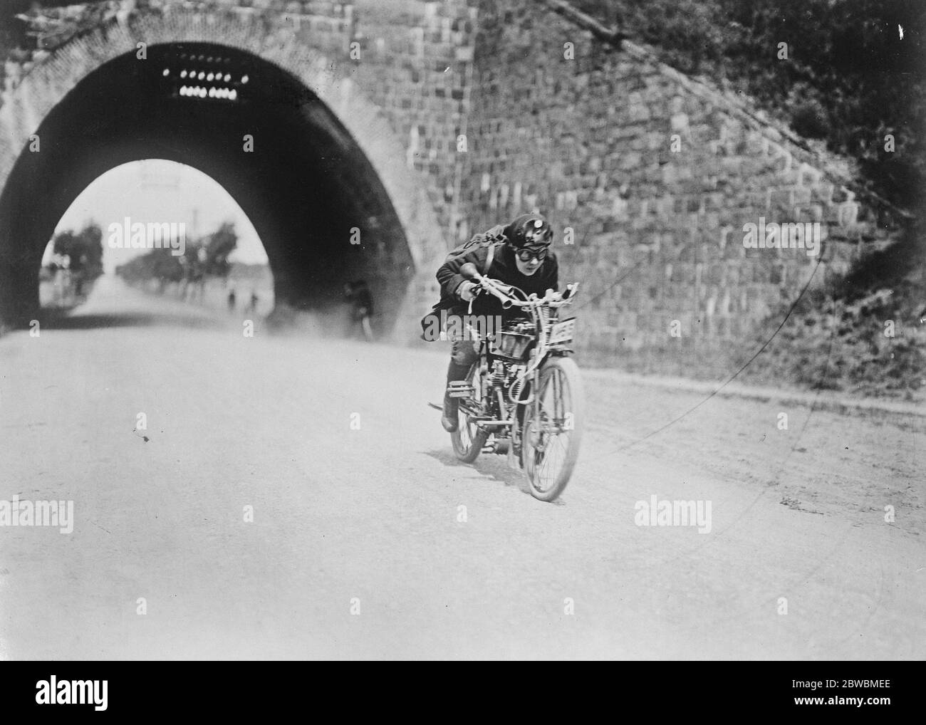 La competidora de motocicletas Frau Fr Kernchen de Berlín participando en la prueba más grande sobre el circuito de Belzig el 25 1922 de junio Foto de stock