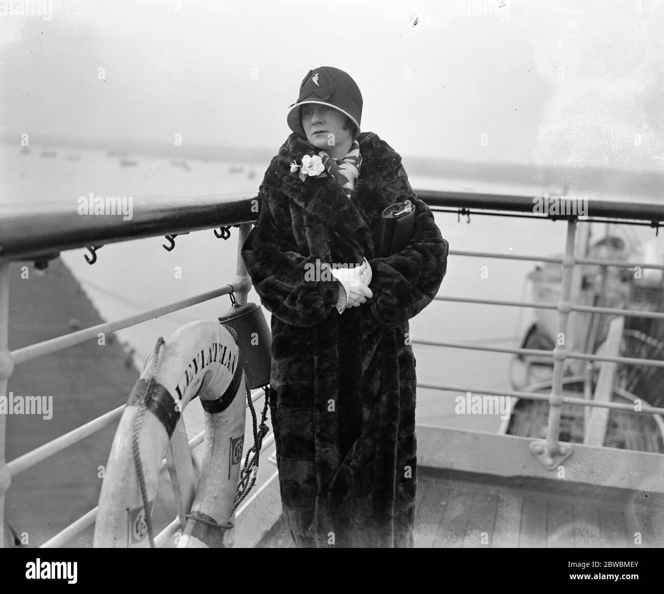 Llegadas en el Leviatán en Southampton Miss Mae Marsh , la estrella del cine 7 de mayo de 1925 Foto de stock