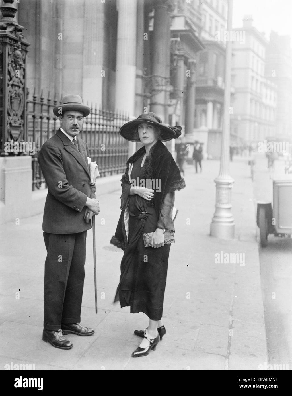 Una hija del ex Embajador . Miss MERIL Buchanan fotografiada en Londres . Es hija de Sir George Buchanan , ex embajador británico en Rusia. 17 de septiembre de 1923 Foto de stock