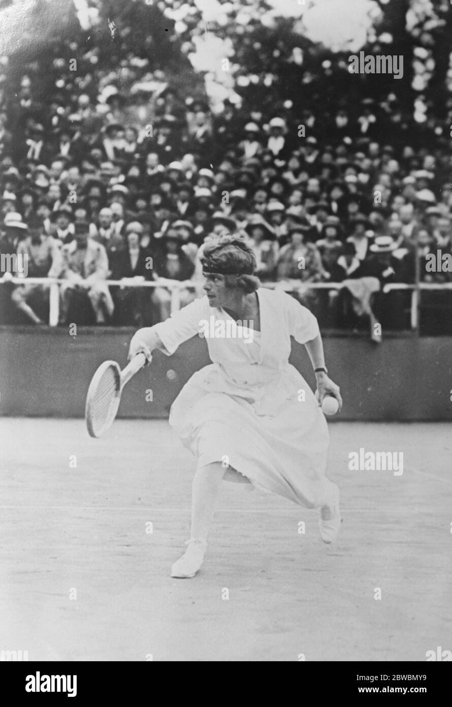 Campeonato francés de Harcourt M Golding jugando en los singles del Campeonato francés de Hard Court en París. Fue derrotada por M Lenglen ( Holder ) el 15 de junio de 1922 Foto de stock