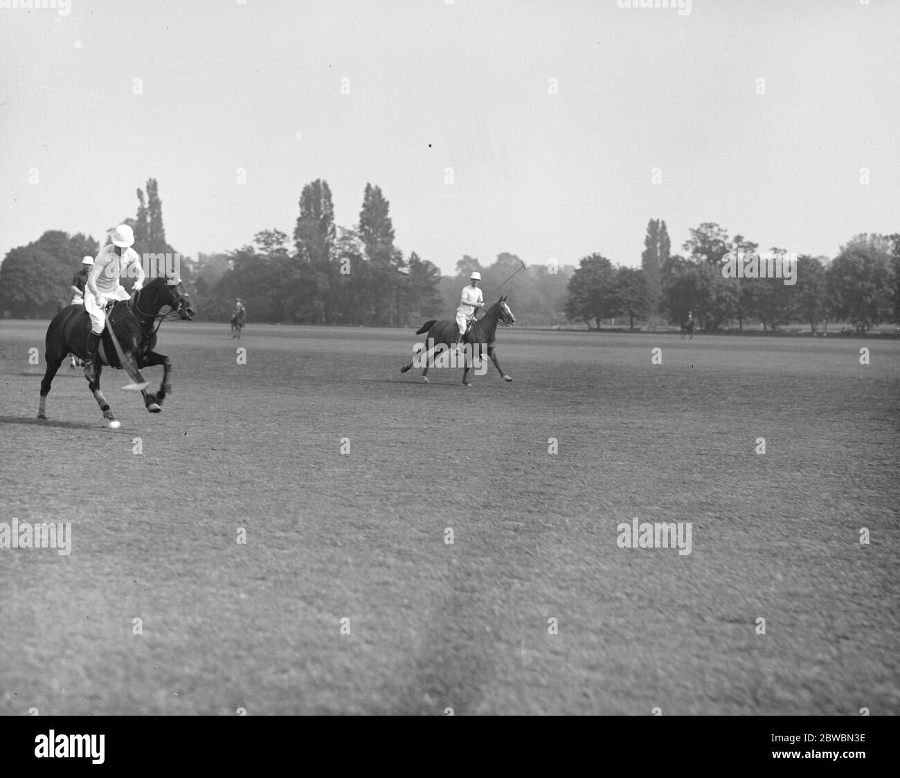 Polo en Roehampton , polo Junior en Roehampton buen juego por Lord Wimborne 8 de junio de 1920, Foto de stock