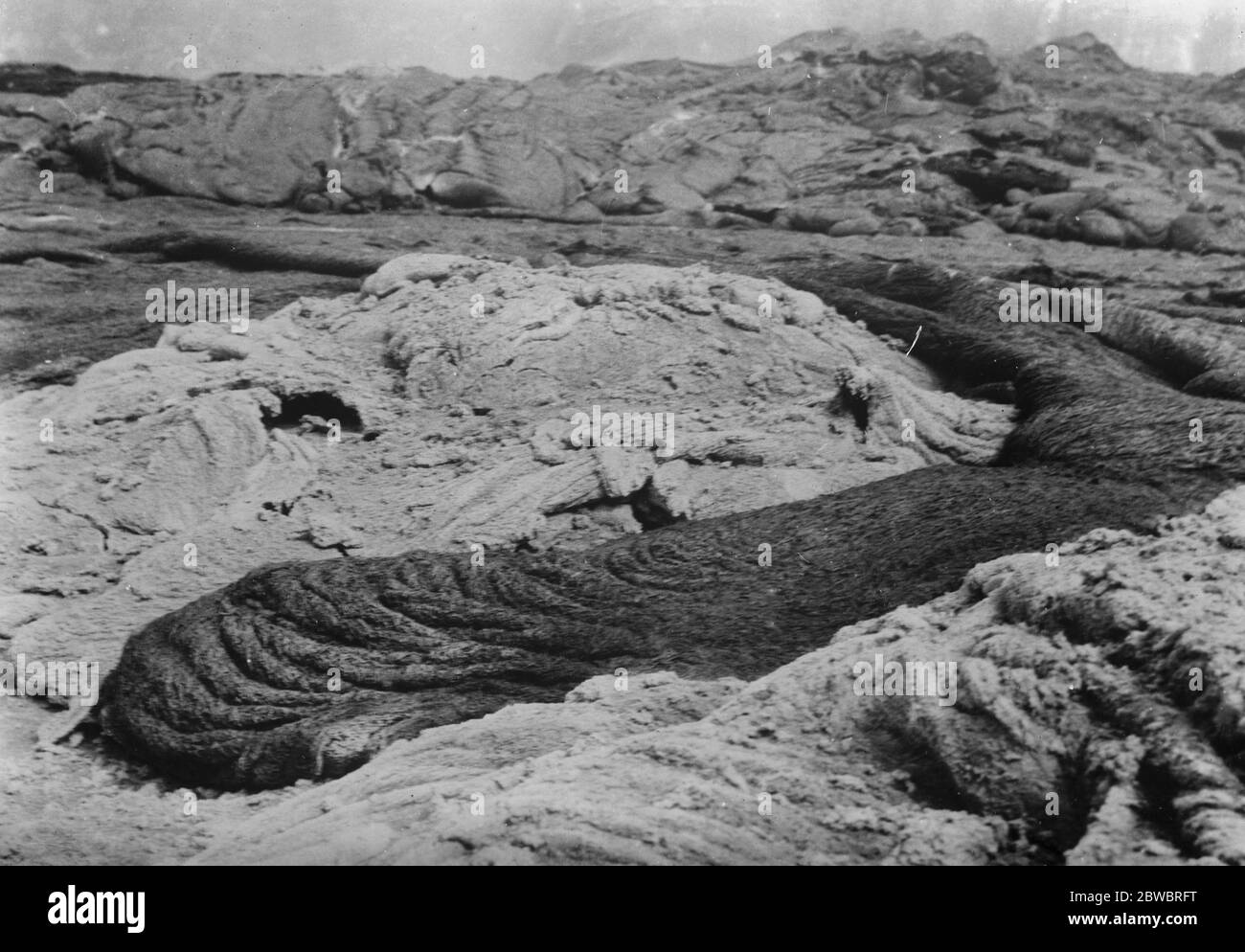 Vesubio después de 20 años de inactividad se deshace de lava . Interesante estudio fotográfico de lava de parhaloehoe que fluye sobre el piso del cráter. 29 de diciembre de 1926 Foto de stock