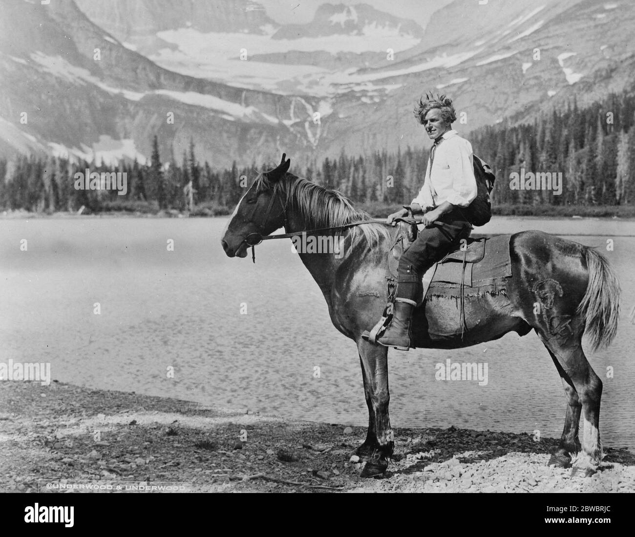 Tour de un gran glaciar. Hans Reiss , un famoso guía alpino , que guía una fiesta turística sobre el gran glaciar Grinnell de Montana . 31 de julio de 1925 Foto de stock