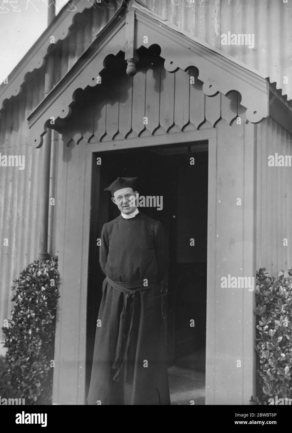 Servicio conmemorativo para oficiales y tripulación del submarino perdido HMS M 1 celebrado en la iglesia del astillero de Portland. El Rev N B Kent , o B E , el capellán naval real en el astillero de Portland . 15 de noviembre de 1925 Foto de stock