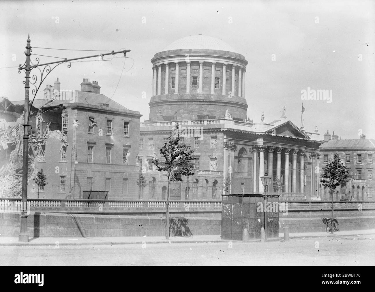La Gran Batalla de Dublín la captura de los cuatro tribunales Dublín una vista del bombardeo en parte velado por los proyectiles de explosión 30 de junio de 1922 Foto de stock