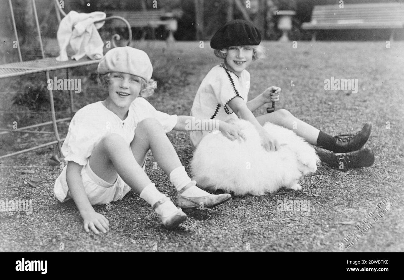 La archiduquesa Elizabeth Charlotte ( izquierda ) y Charlotte , los dos hijos más pequeños de la exemperatriz Zita 23 de noviembre de 1926 Foto de stock