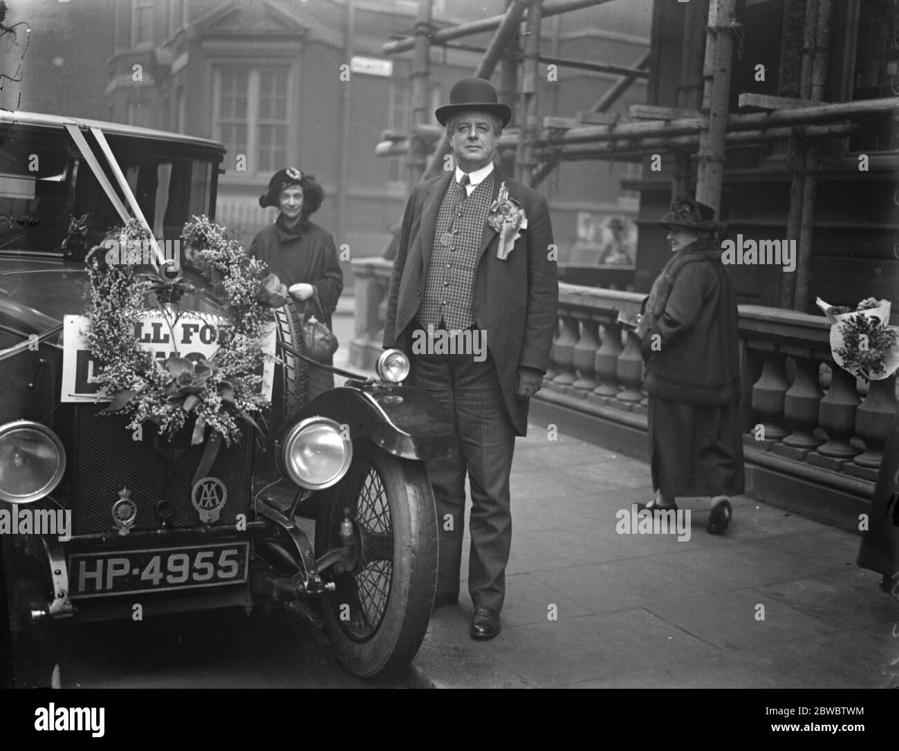 Sir Philip Dawson (candidato unionista de West Lewisham) vota en la división Westminster . Sir Philip Dawson saliendo de la mesa electoral . 29 de octubre de 1924 Foto de stock