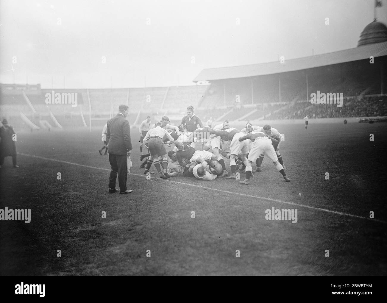 Partido de rugby entre RAF y el ejército en el estadio de Wembley. Una lucha muy aguda por el balón. 14 de marzo de 1925 Foto de stock