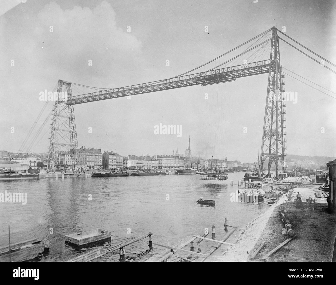 El puente más útil de Rouen . Una imagen interesante del gran Transbordeur a través del Sena. 21 de enero de 1925 Foto de stock
