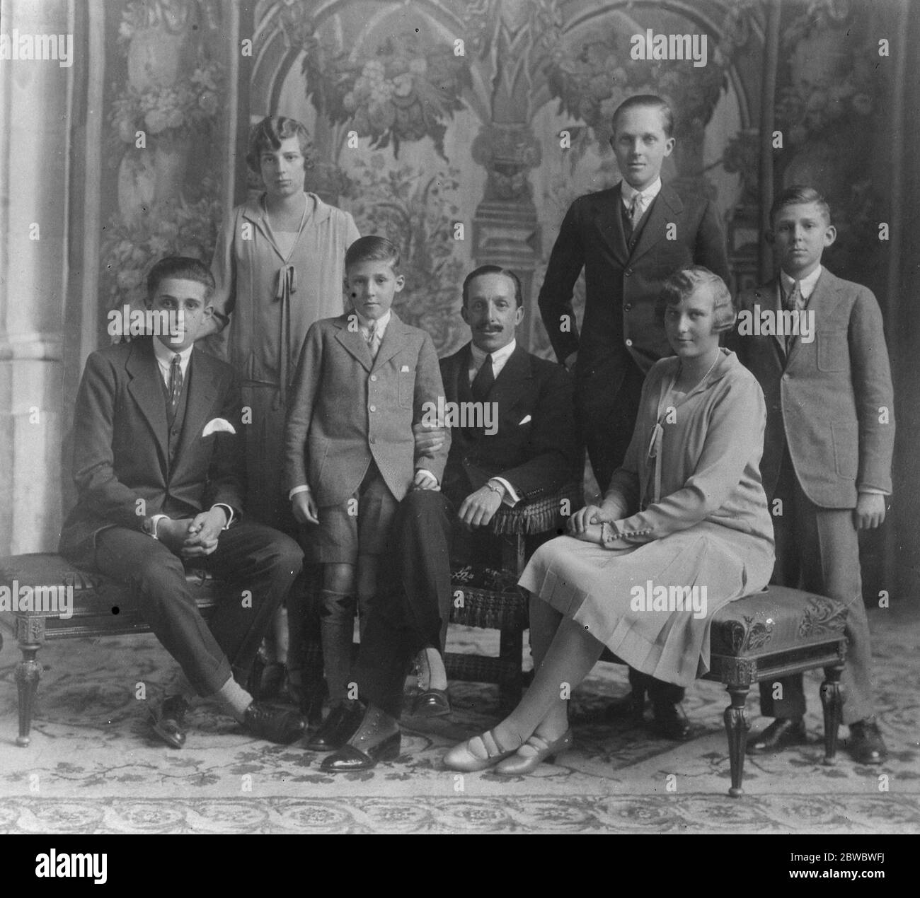 El rey de españa con su familia esta interesante fotografía muestra al