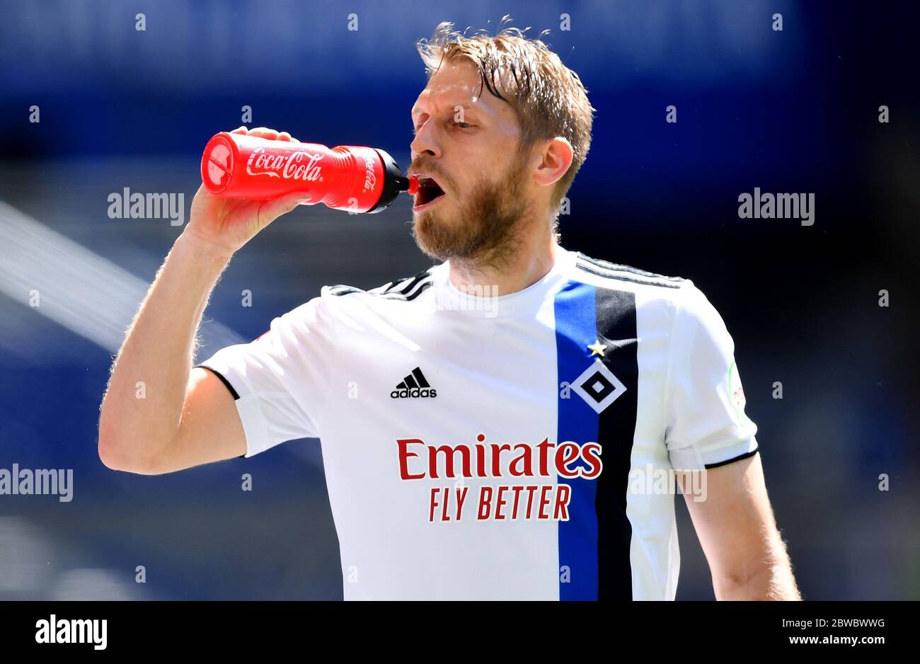 Karlsruhe, Alemania. 31 de mayo de 2020. Fútbol 2 Bundesliga, 29 partido de partido, Hamburger SV - SV Wehen Wiesbaden en el Volksparkstadion. Aaron Hunt de Hamburger SV se refresca. Crédito: Stuart Franklin/Getty Images Europe/Pool/dpa - NOTA IMPORTANTE: De conformidad con las normas de la DFL Deutsche Fußball Liga y la DFB Deutscher Fußball-Bund, está prohibido explotar o haber explotado en el estadio y/o del juego tomado fotografías en forma de imágenes de secuencia y/o video-como series de fotos./dpa/Alamy Live News Foto de stock