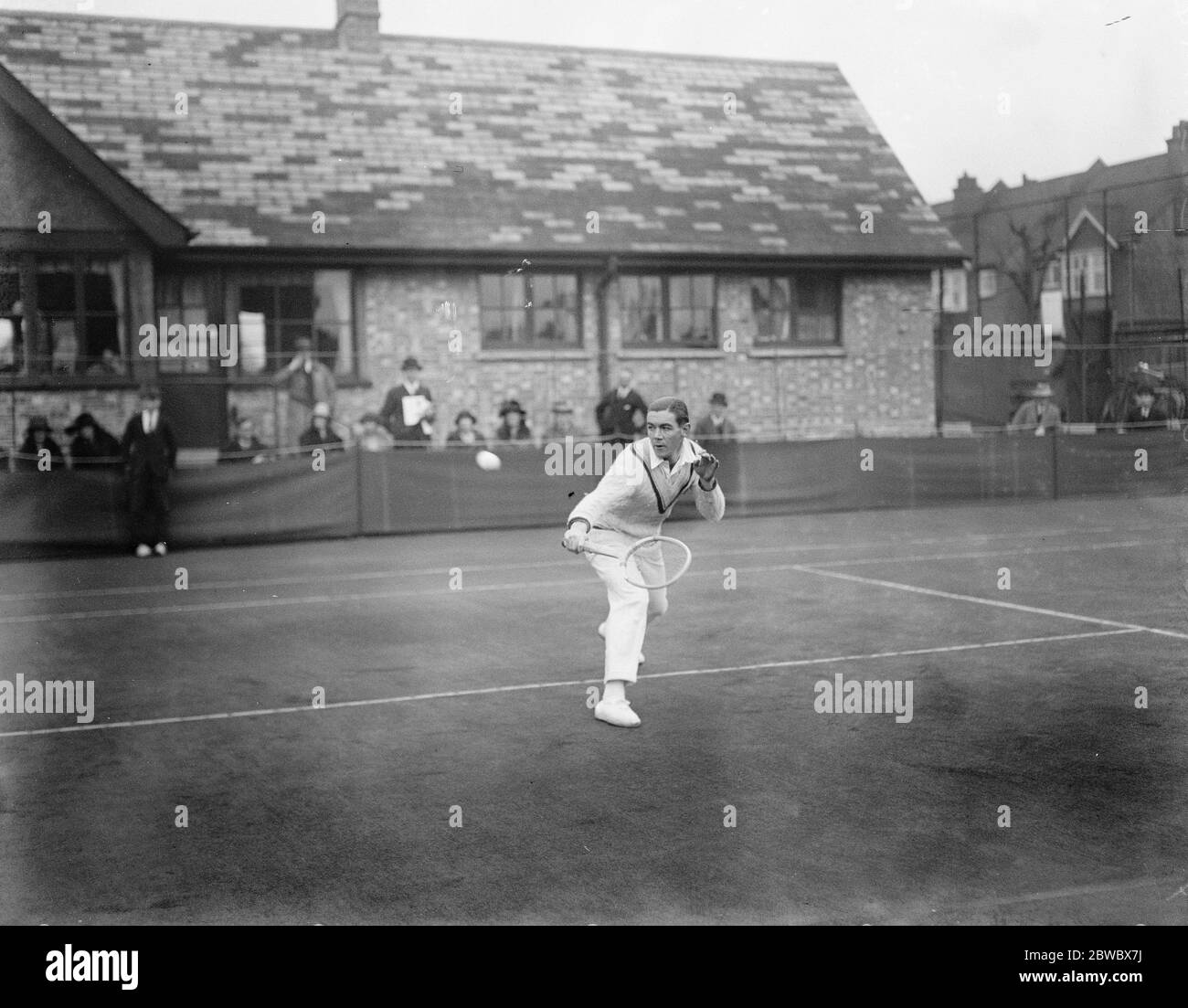 Torneo de tenis en el césped en Magdalen Park . P Wheatley en juego en los Gents Singles . 9 de abril de 1925 Foto de stock