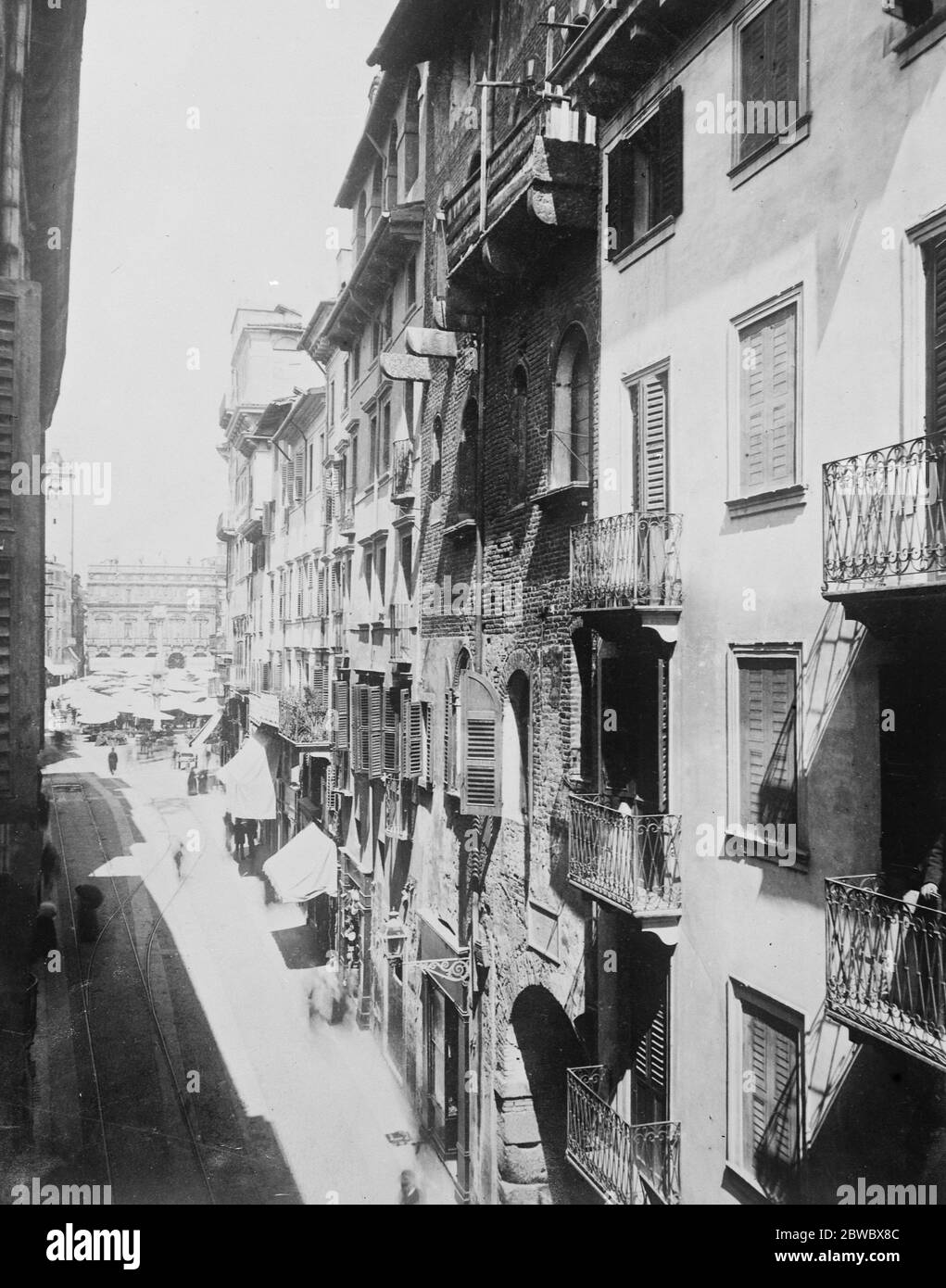 Casa de Julieta para ser restaurada la antigua casa en la Via Capello , Verona , norte de Italia donde el amado de Romeo solía vivir , ha caído en tal estado de desreparación que un club de Julieta se ha formado para recaudar los fondos necesarios para la restauración . La casa ( bearinng la tableta ) se ve en el centro de la imagen 2 de octubre de 1925 Foto de stock