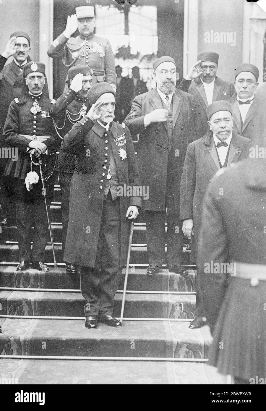 El Bey de Túnez en París . El Bey de Túnez dejando el Elysee después de visitar al Presidente francés. 10 de agosto de 1926 Foto de stock