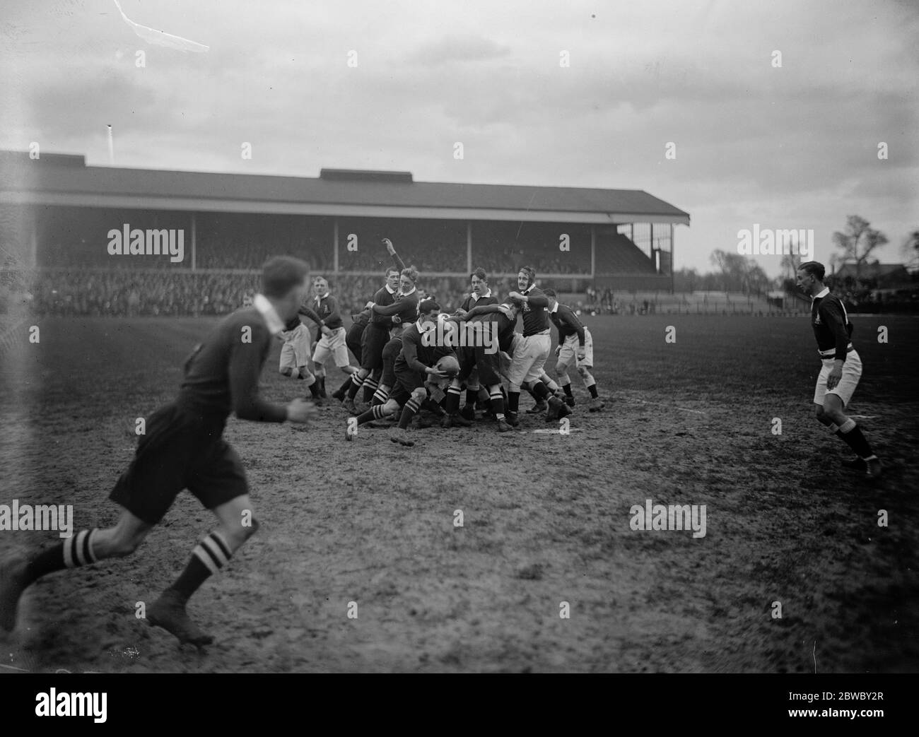 Partido de rugby entre el Ejército y la Marina en Twickenham . LT CDR C A Kershaw ( Capitán de la Marina ) se aleja de un scrum . 7 de marzo de 1925 Foto de stock
