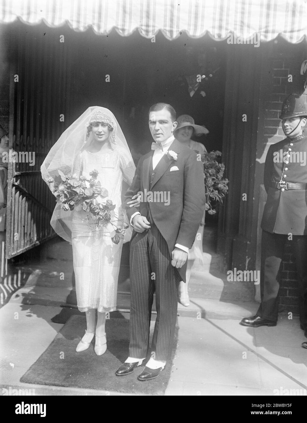 Un jugador de rugby muy conocido se cansaba. El Sr. Peter W Adams , el conocido Harlequin Forward , estaba casado con la Srta. F G Wright en la Iglesia Parroquial de Brompton . 22 de abril de 1925 Foto de stock