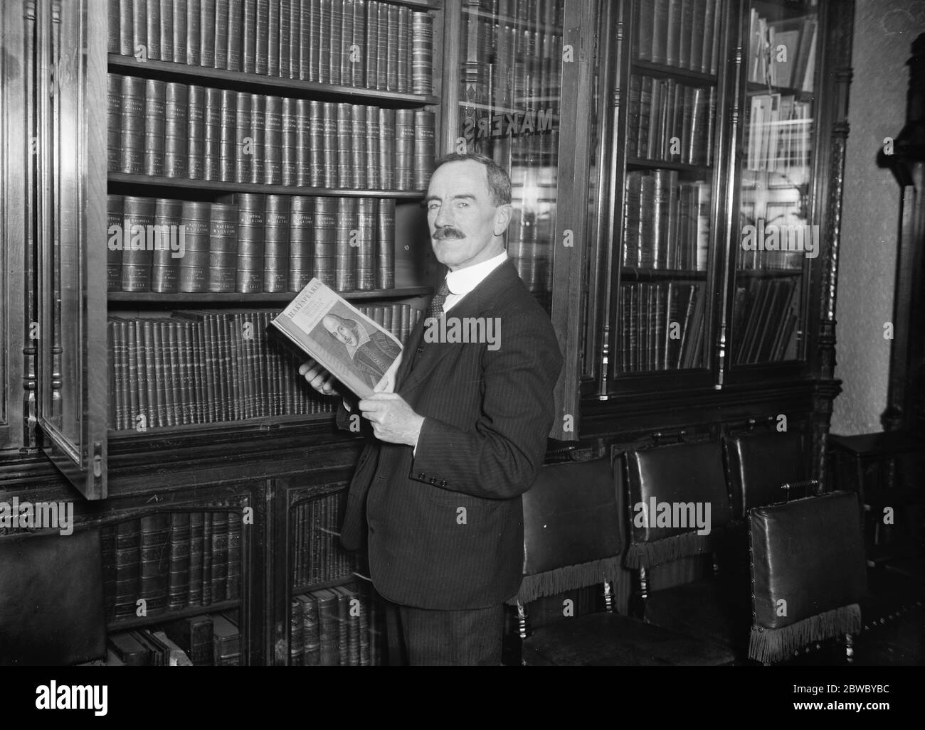 46 años en el libray de Guildhall . Bernard Kettle , que se retira de su puesto como bibliotecario jefe en la biblioteca de Guildhall , después de 46 años de asociación con esa famosa institución . 8 de marzo de 1926 Foto de stock