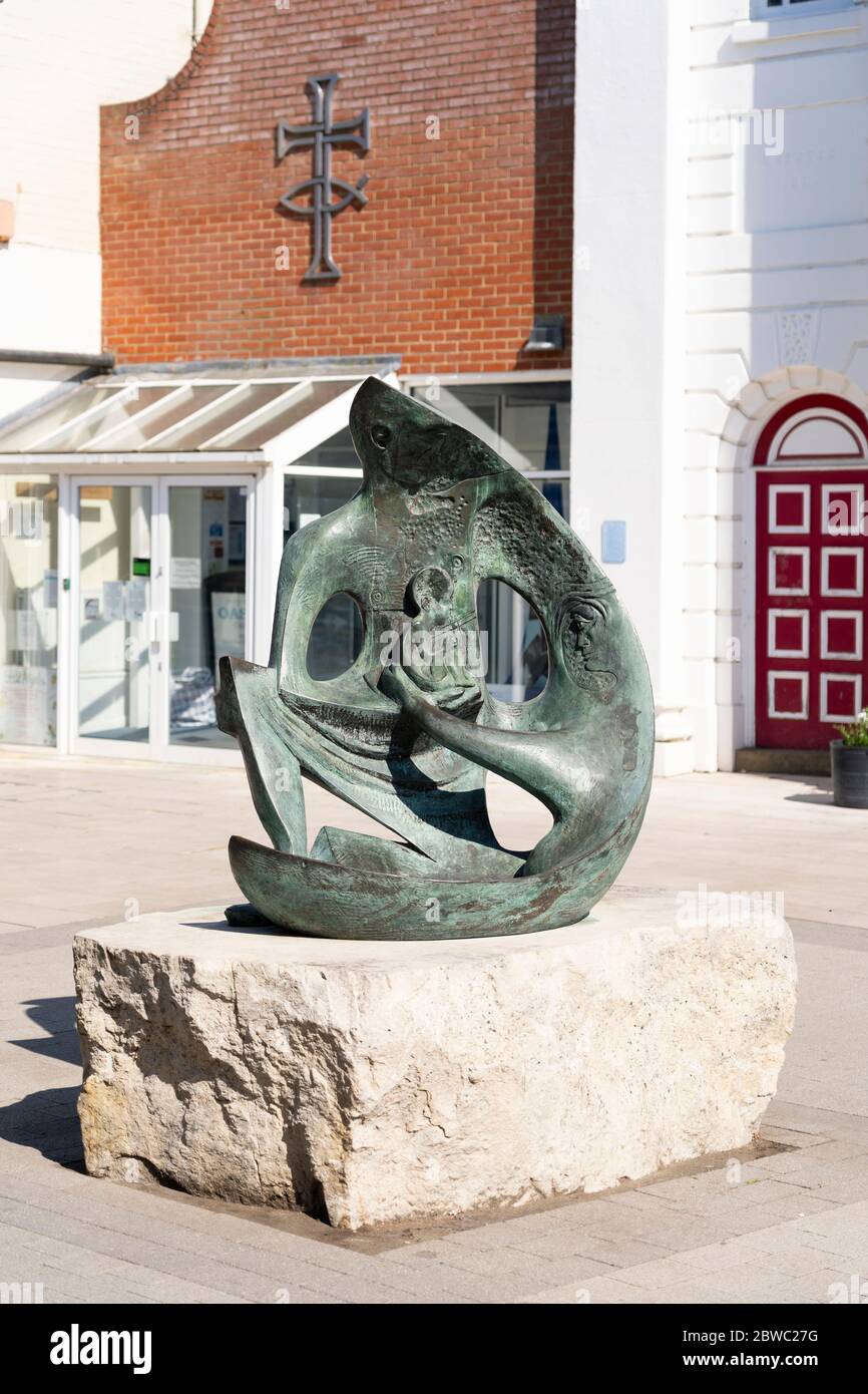 La familia - la escultura de la estatua de bronce de Mike Smith representa la unidad de la familia nuclear basándose en los valores familiares de la iglesia. Basingstoke, Reino Unido Foto de stock